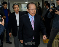 [포토] 사무실로 들어서는 이회장 전 한나라당 총재