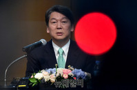 [포토] 사립대 총장들 앞에서 발언하는 안철수