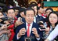 [포토] 안양중앙시장 찾은 홍준표 후보