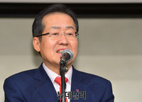 [포토] 선대위회의, 인사말하는 홍준표 후보