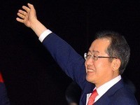 [포토] 선대위회의, 손흔드는 홍준표 후보