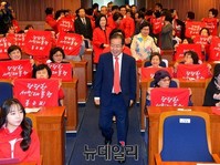 [포토] 여성본부 필승대회 입장하는 홍준표