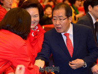 [포토] 여성본부 필승대회, 악수하는 홍준표