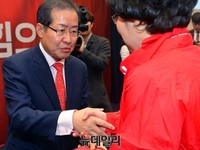 [포토] 여성본부선대위 임명장 수여하는 홍준표