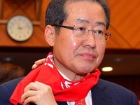 [포토] 빨간손수건 목에 두른 홍준표 후보