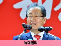 [포토] 중앙선대위발대식 참석한 홍준표 후보