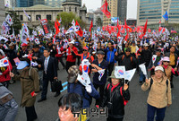[포토] 대한문서 을지로방향으로 가두행진하는 태극기물결