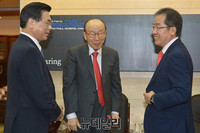 [포토] 조용기 원로목사와 환담하는 홍준표