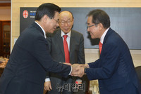 [포토] 이영훈 목사와 악수하는 홍준표