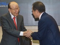[포토] 조용기 원로목사와 악수하는 홍준표