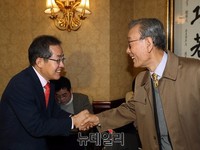 [포토] 악수하는 홍준표-노재봉