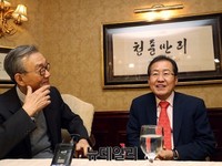 [포토] 환담나누는 노재봉-홍준표