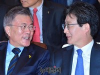 [포토] 대화나누는 문재인-유승민 후보