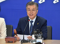 [포토] 의사봉 두드리는 더불어민주당 문재인 대선후보