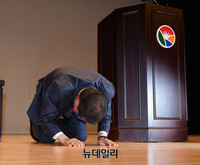[포토] 경남도청 직원에게 큰절하는 홍준표