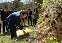 [포토] 창녕 남지 모친 묘 찾은 홍준표 후보