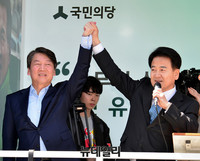 [포토] 만세하는 안철수-정동영