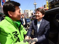 [포토] 악수하는 안철수-유형욱
