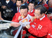 [포토] 시장서 도넛먹는 홍준표-김재원