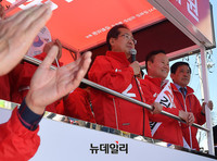 [포토] 경북상주 김재원 후보 지원유세 나선 홍준표