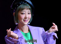 [포토] 이엑스아이디 혜린, 깜찍한 하트