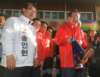 [포토] 전통시장서 장화 구입하는 홍준표 후보