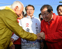 [포토] 충북 괴산 산막이시장 찾은 홍준표 후보