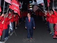 [포토] 환호 받으며 입장하는 홍준표 후보