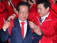 [포토] 가방 수여받는 홍준표 후보