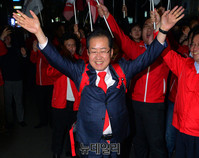 [포토] 만세하는 홍준표 후보