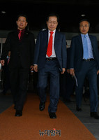 [포토] 경남도청 나서는 홍준표 후보