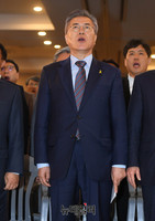 [포토] 부산선대위 출범식서 국민의례하는 문재인