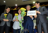 [포토] 탈핵 정책 제안요구서 받은 문재인