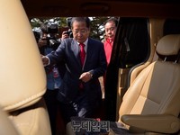 [포토] 차에 오르는 홍준표 후보