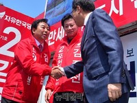 [포토] 김성남 도의원 후보와 악수하는 홍준표 후보