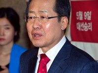 [포토] 질문에 답하는 홍준표 후보