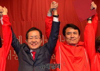 [포토] 만세하는 홍준표-김진태