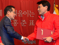 [포토] 악수하는 홍준표-김진태