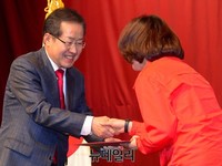 [포토] 임명장 수여하는 홍준표 후보