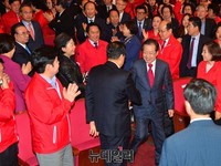 [포토] 환호 받으며 입장하는 홍준표