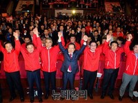 [포토] 만세하는 홍준표 후보