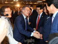 [포토] 부산선대위 출범식서 악수나누는 문재인