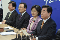 [포토] 더불어민주당 국민주권선거대책위원회의 참석한 이석현