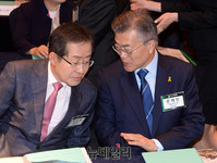[포토] 대화 나누는 홍준표-문재인