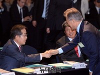 [포토] 악수하는 홍준표-문재인