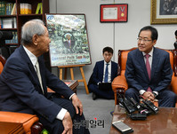 [포토] 백선엽 장군 예방, 안보행보 이어가는 홍준표