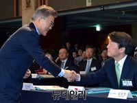 [포토] 악수하는 문재인-안철수