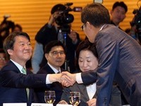 [포토] 악수하는 안철수-홍준표