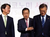 [포토] 자리 정리하는 홍준표 후보