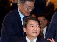 [포토] 자리 뜨는 문재인 후보